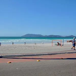  Apartamento A 5 Minutos Andando Ate A Praia Do Forte ,1 Quarto, Ar Condicionado,cozinha ,garagem , Ao Lado De Restaurantes E Comercio Brasil